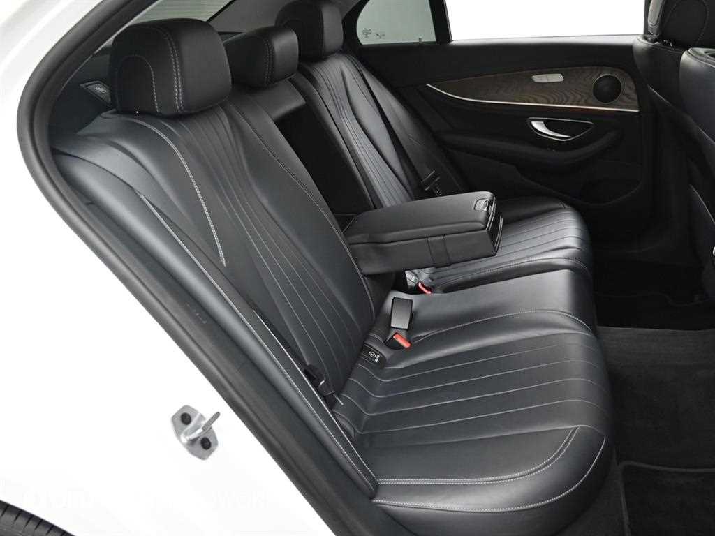 Mercedes-Benz E-Class — photo 12