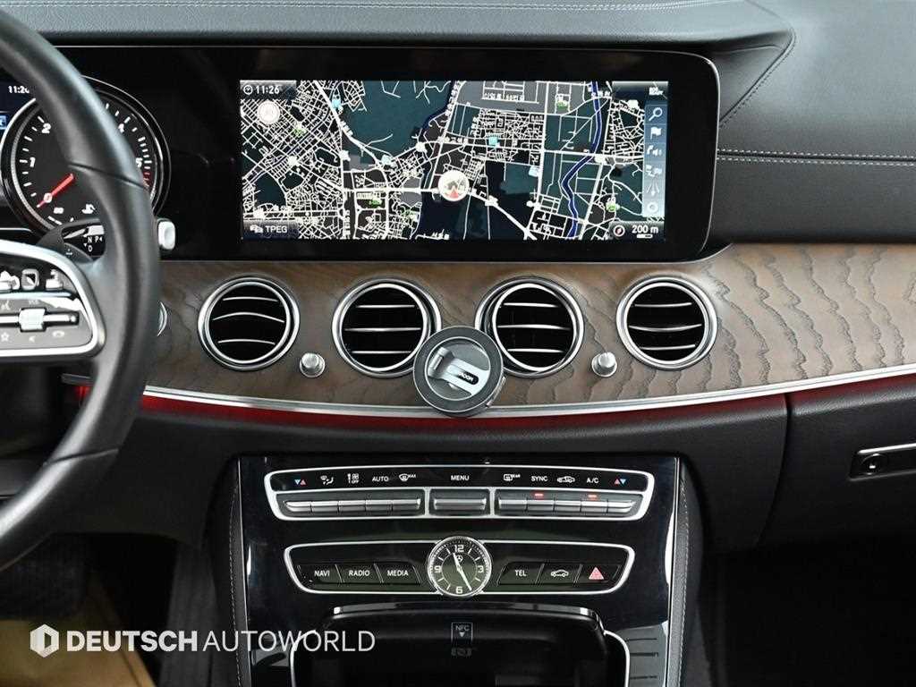 Mercedes-Benz E-Class — photo 14