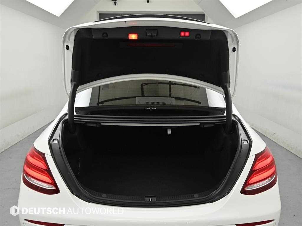 Mercedes-Benz E-Class — photo 19