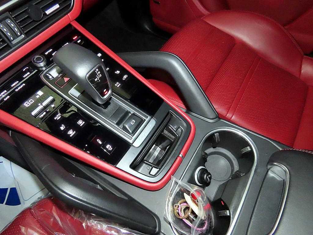 Porsche Cayenne — photo 12