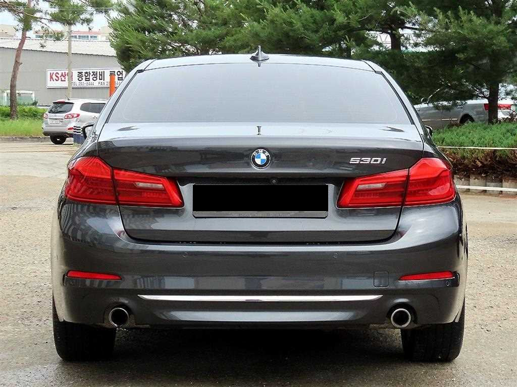 BMW 5-Series — photo 04