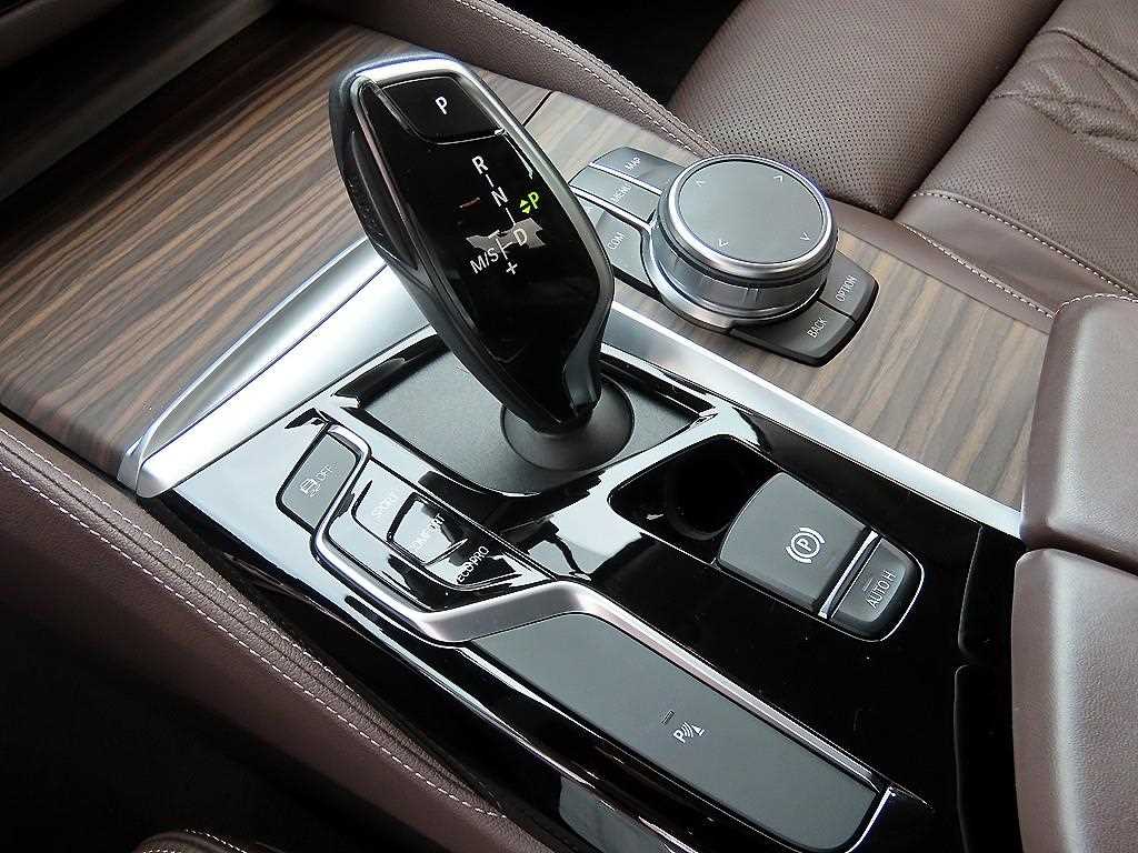 BMW 5-Series — photo 11