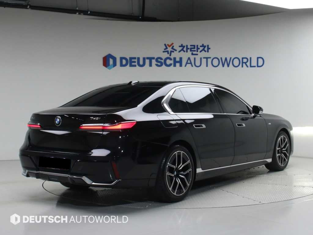 BMW 7-Series — photo 02