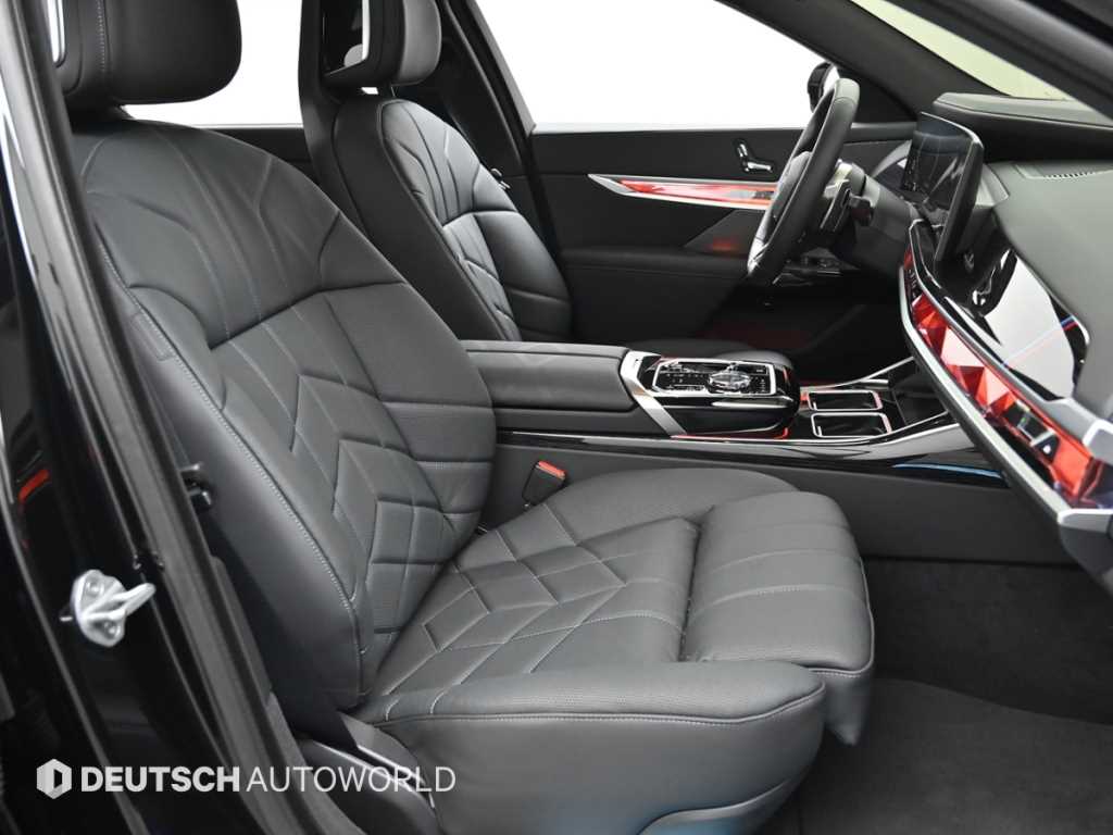 BMW 7-Series — photo 10