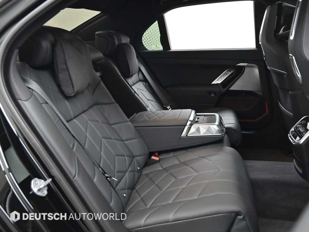 BMW 7-Series — photo 12