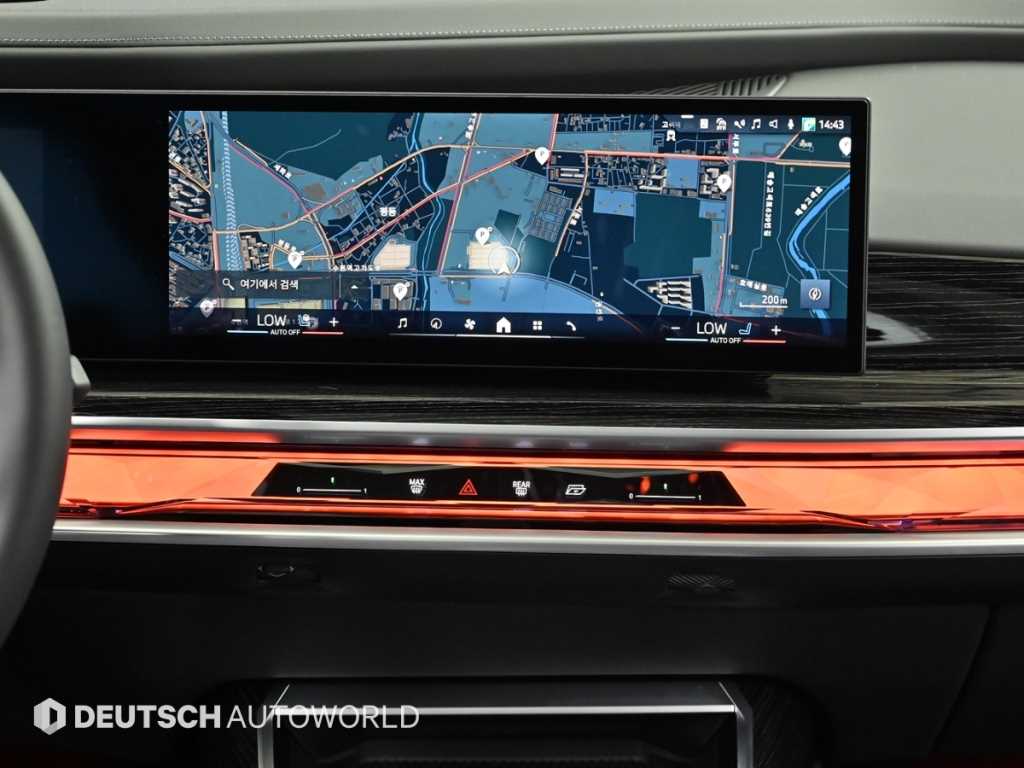 BMW 7-Series — photo 14