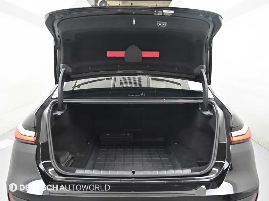 BMW 7-Series — photo 19