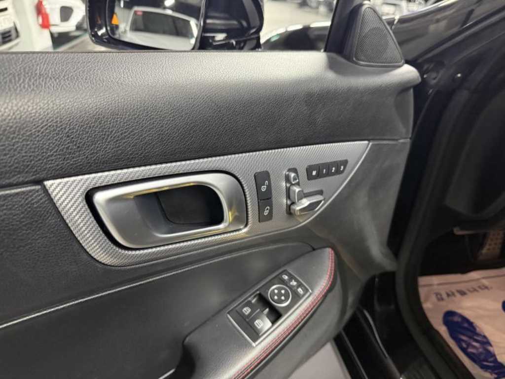 Mercedes-Benz SLC-Class — photo 11