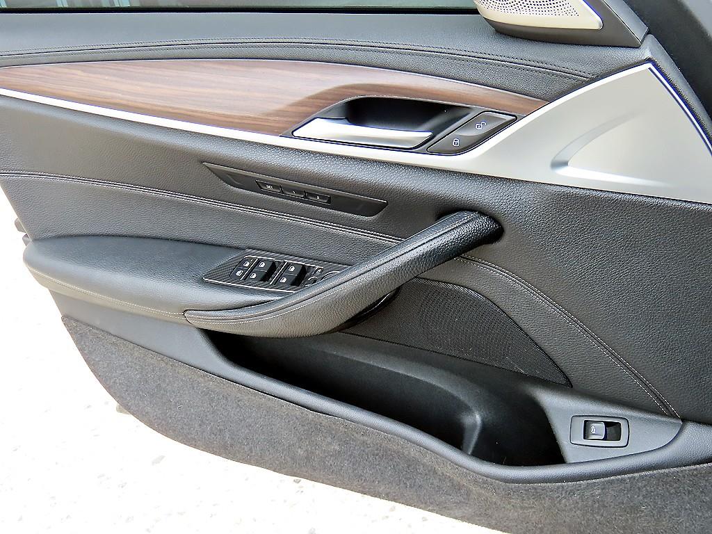 BMW 5-Series — photo 10