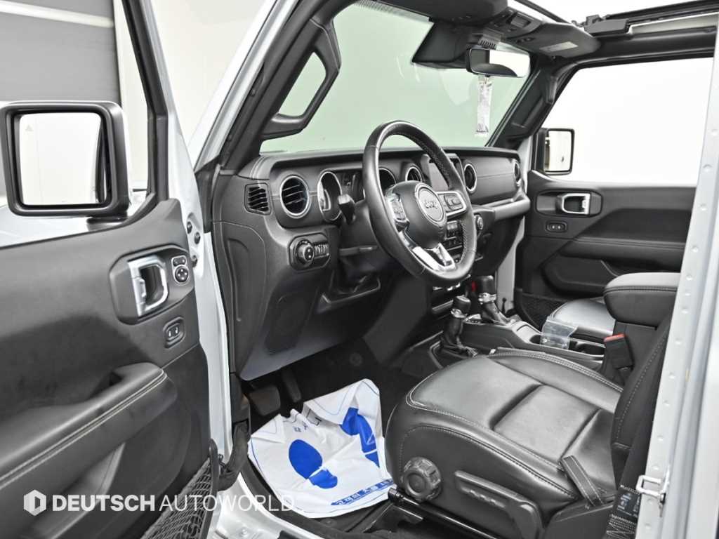 Jeep Wrangler — photo 11