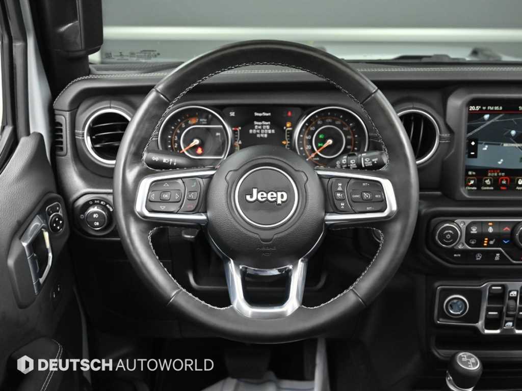 Jeep Wrangler — photo 13