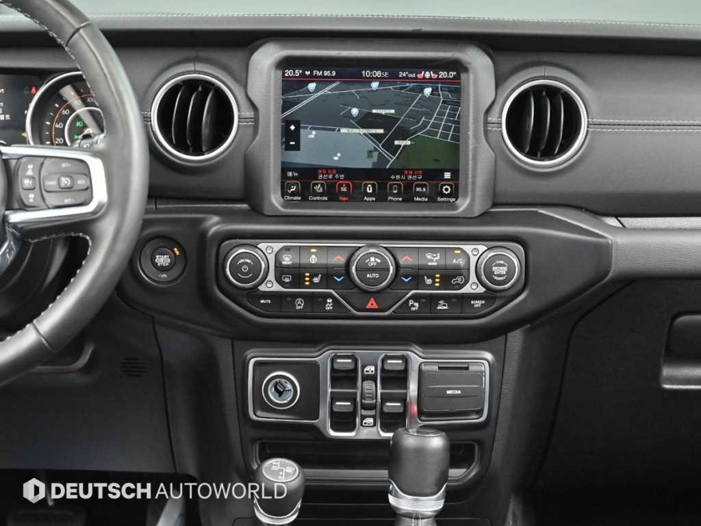 Jeep Wrangler — photo 14