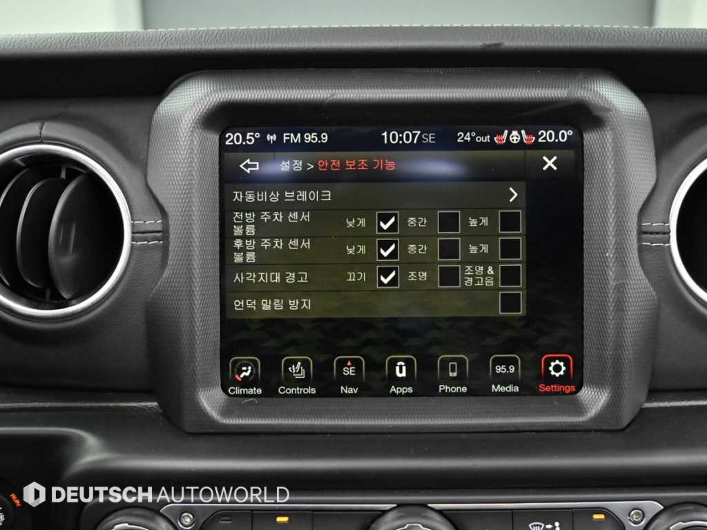 Jeep Wrangler — photo 17