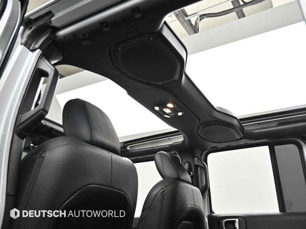 Jeep Wrangler — photo 18