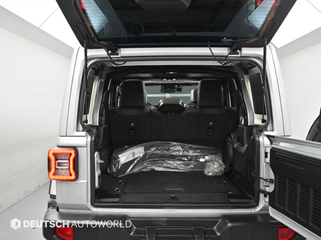 Jeep Wrangler — photo 19