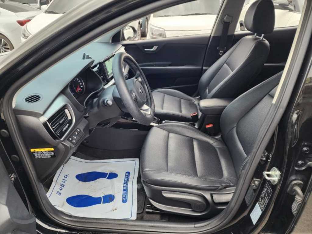 Kia Stonic — photo 17