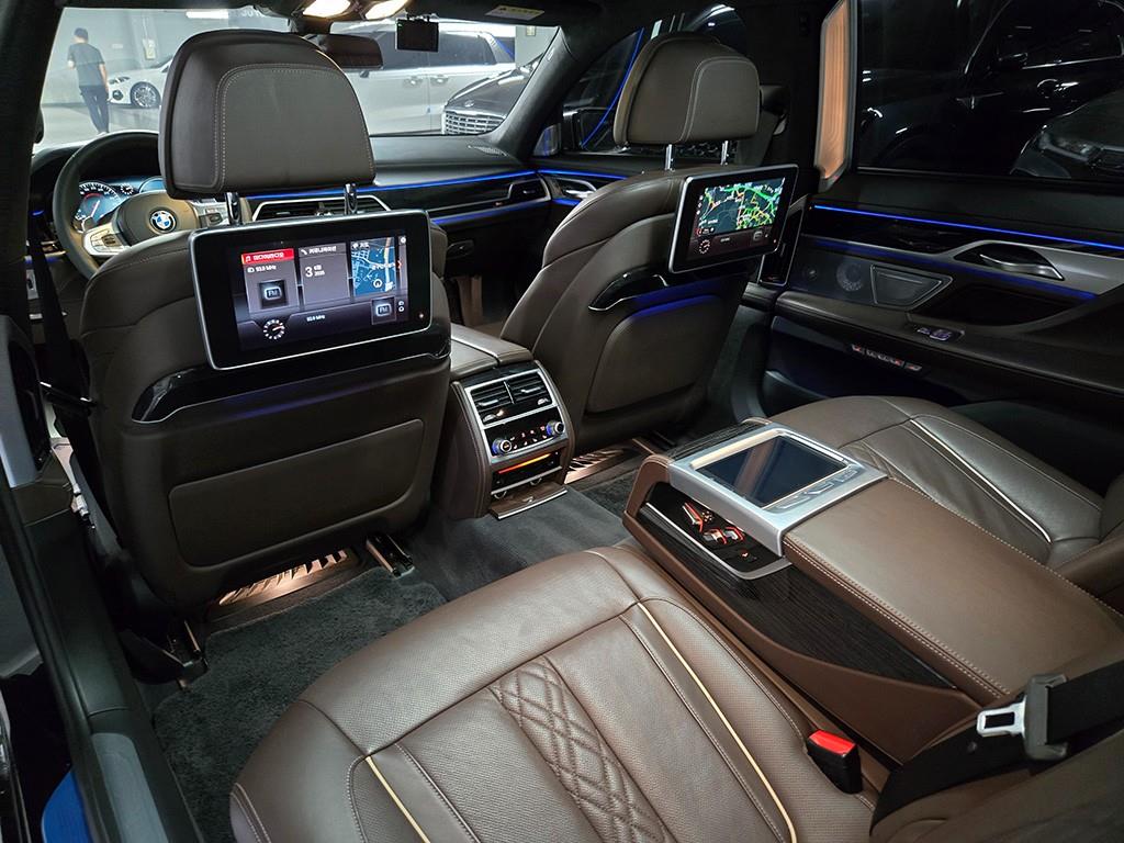 BMW 7-Series — photo 07