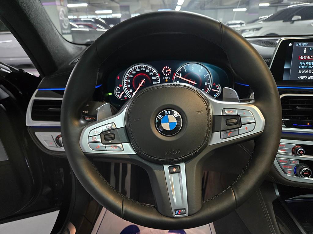 BMW 7-Series — photo 08