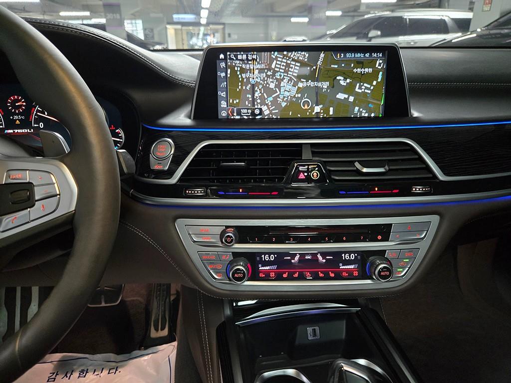 BMW 7-Series — photo 11