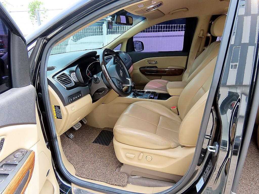 Kia Carnival — photo 05