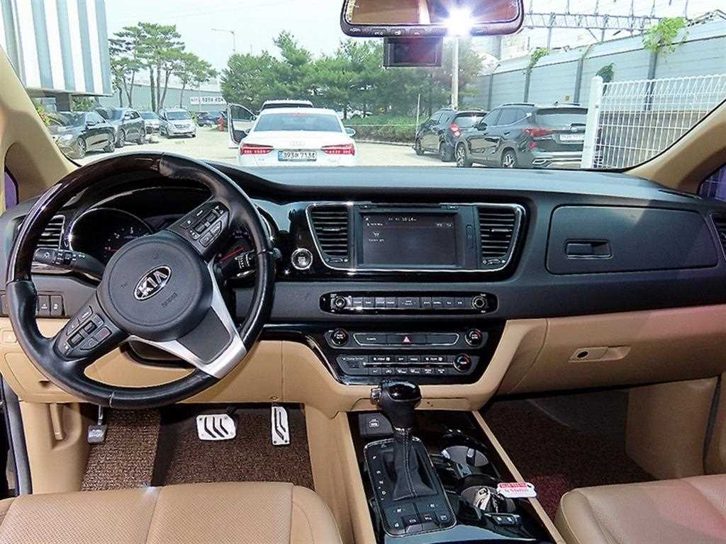 Kia Carnival — photo 08