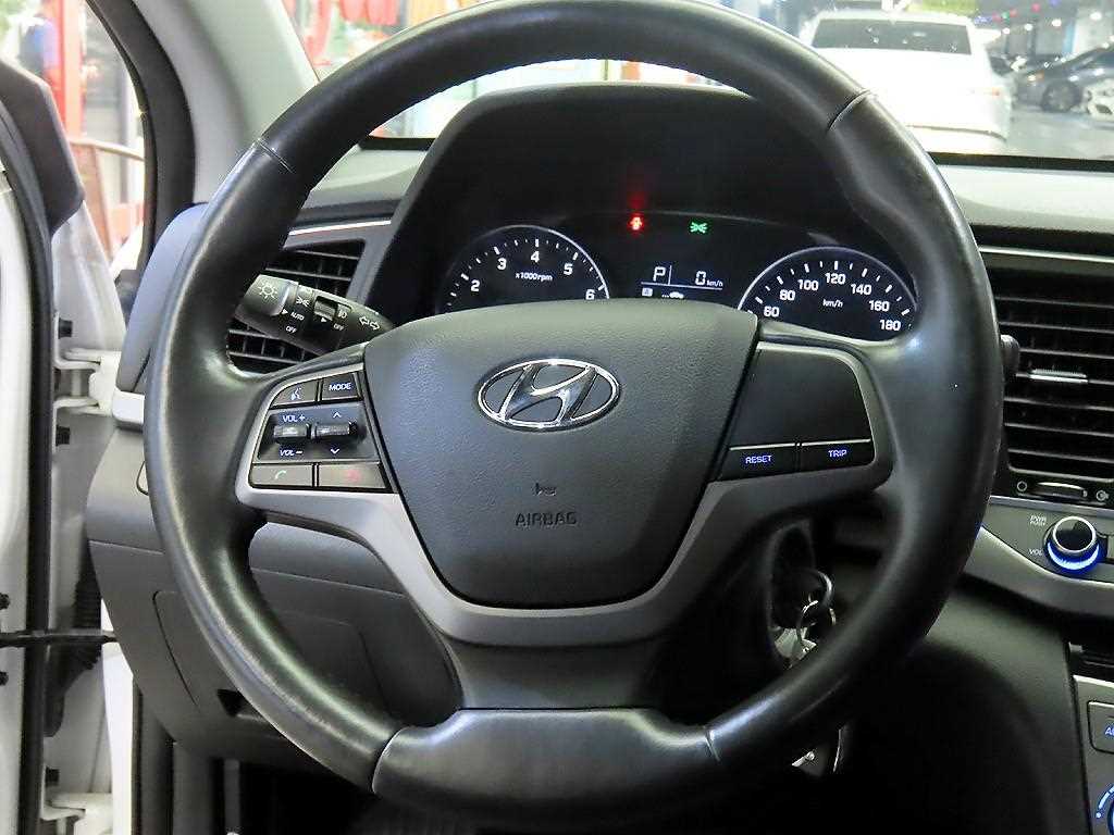 Hyundai Avante — photo 08