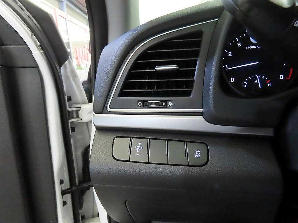 Hyundai Avante — photo 17