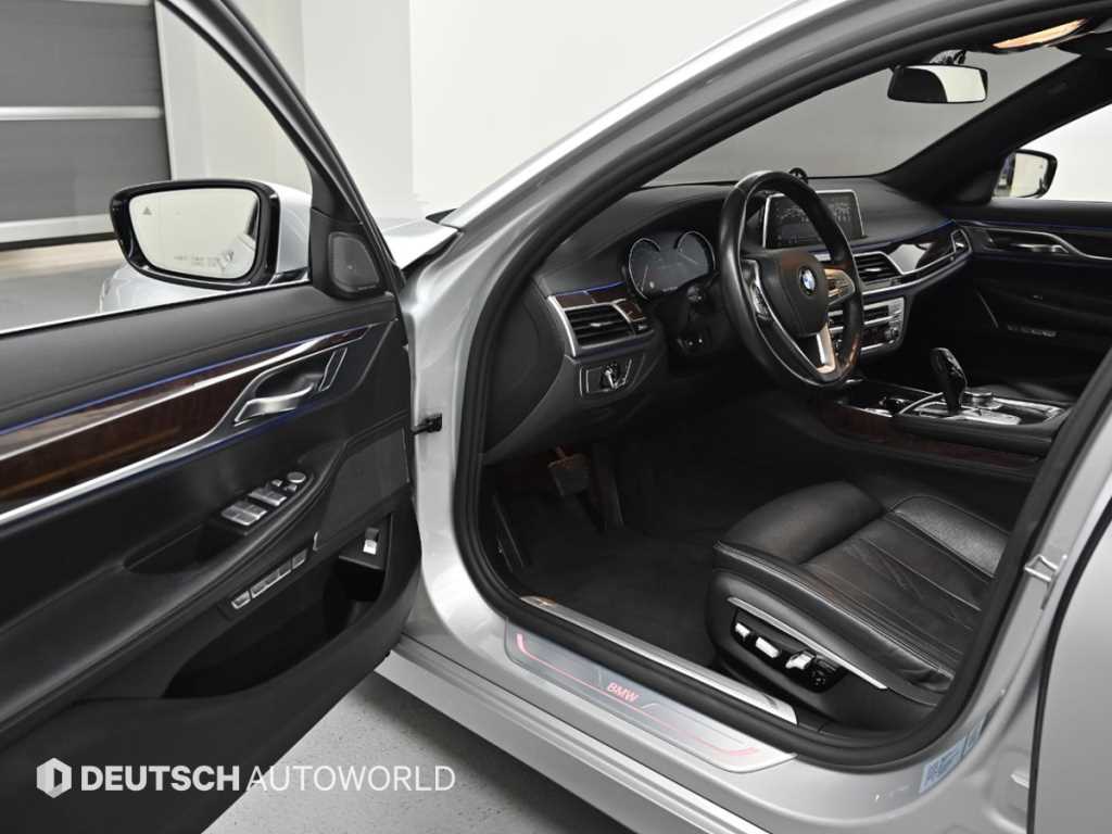 BMW 7-Series — photo 11