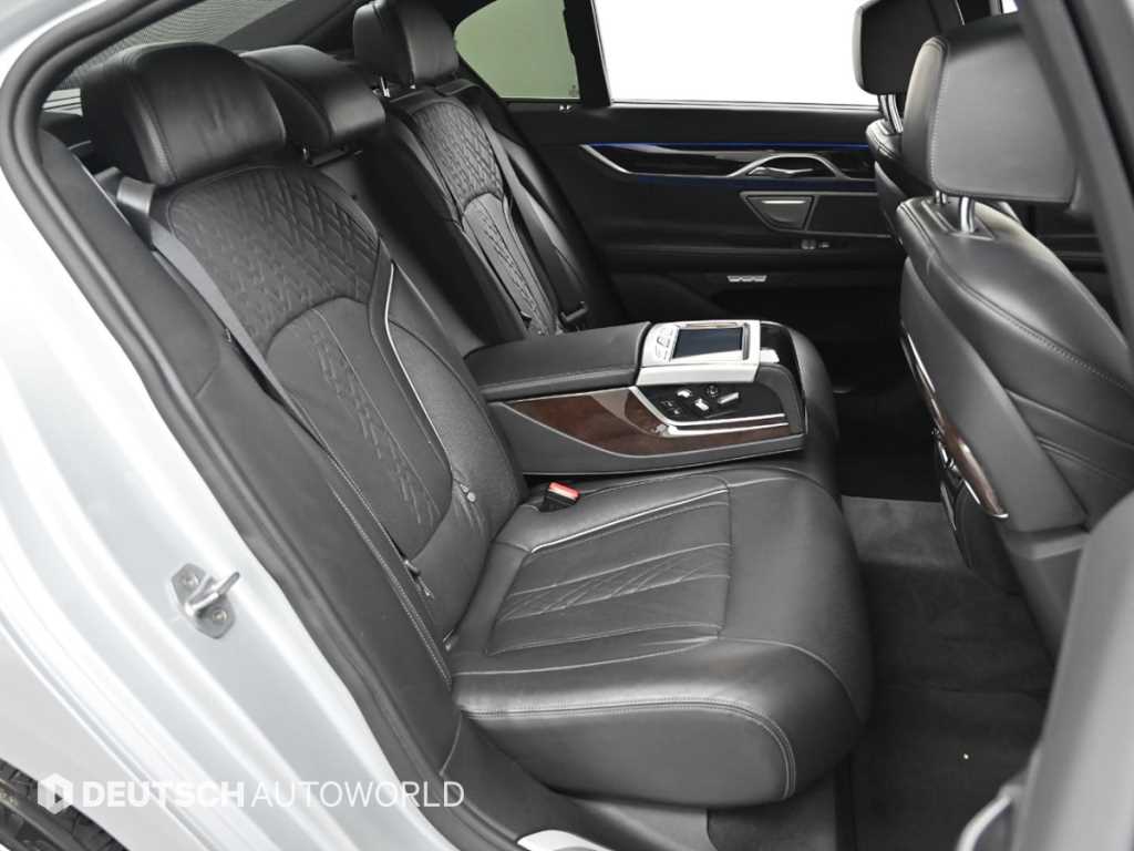BMW 7-Series — photo 12