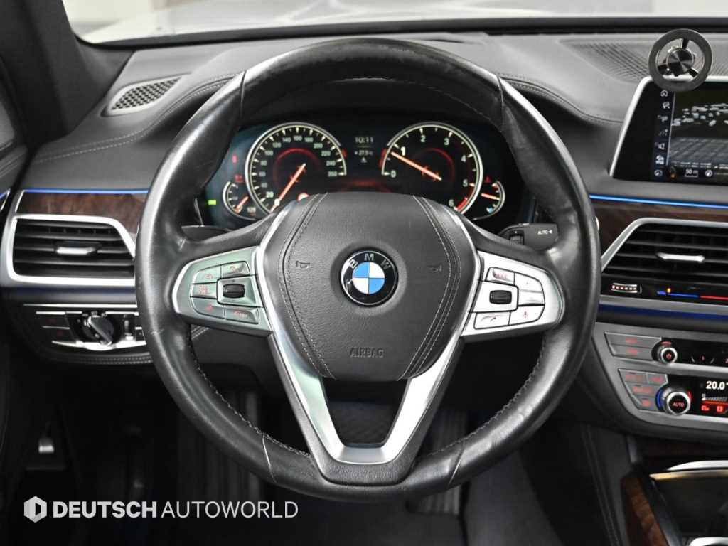 BMW 7-Series — photo 13