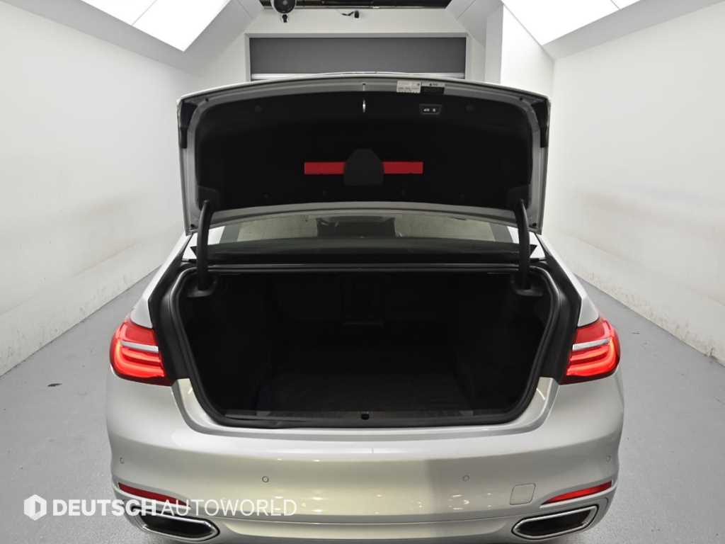 BMW 7-Series — photo 19