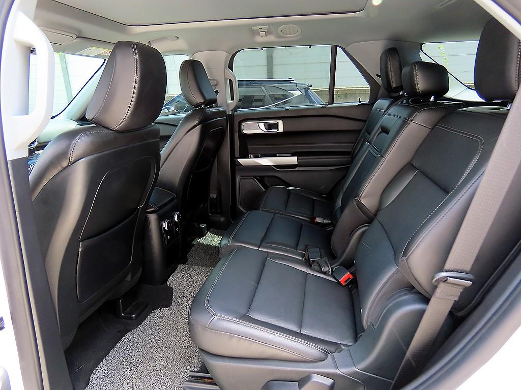 Ford Explorer — photo 06