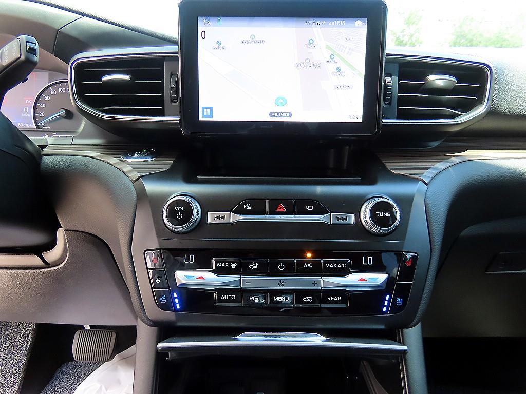 Ford Explorer — photo 12