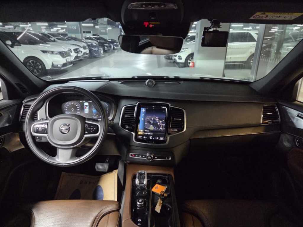 Volvo XC90 — photo 08