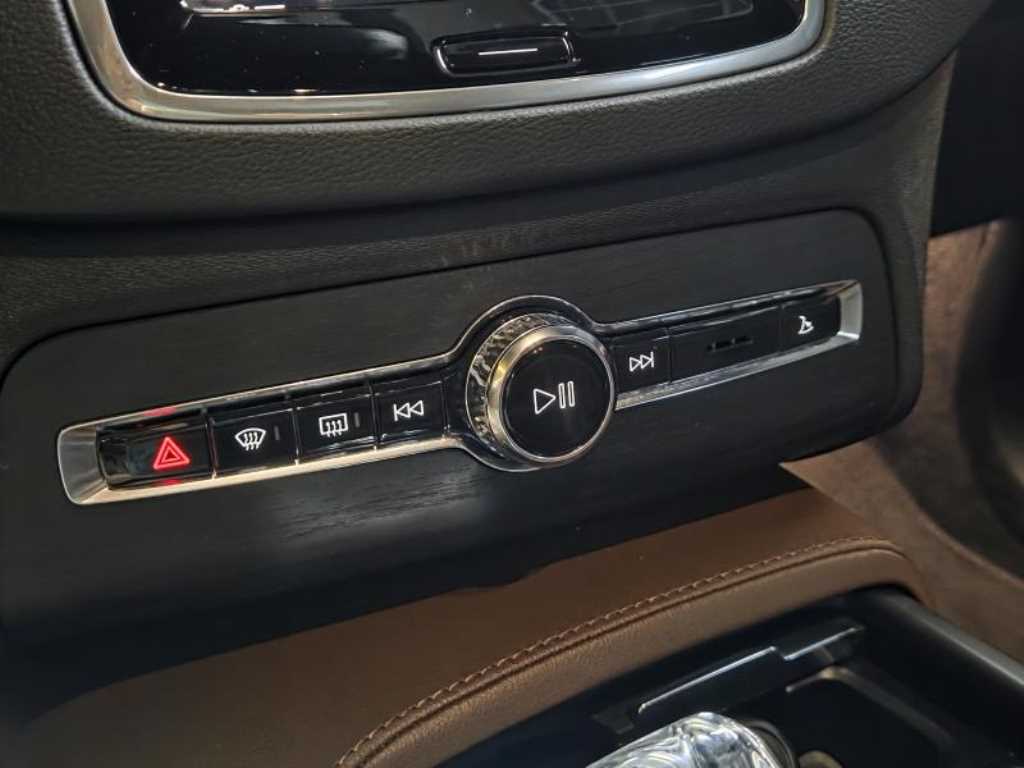 Volvo XC90 — photo 19
