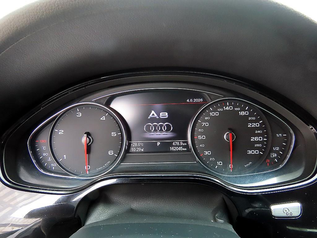 Audi A8 — photo 09