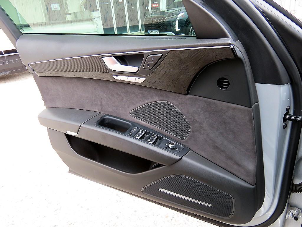 Audi A8 — photo 11