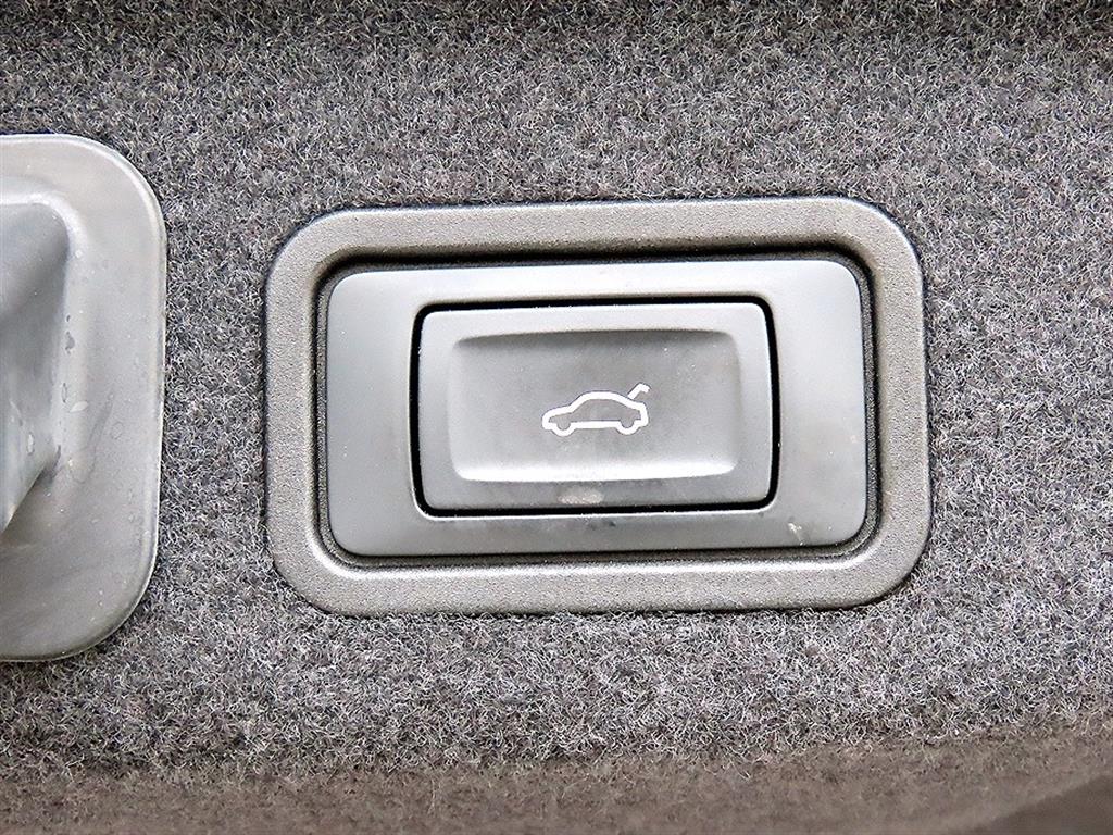 Audi A8 — photo 17