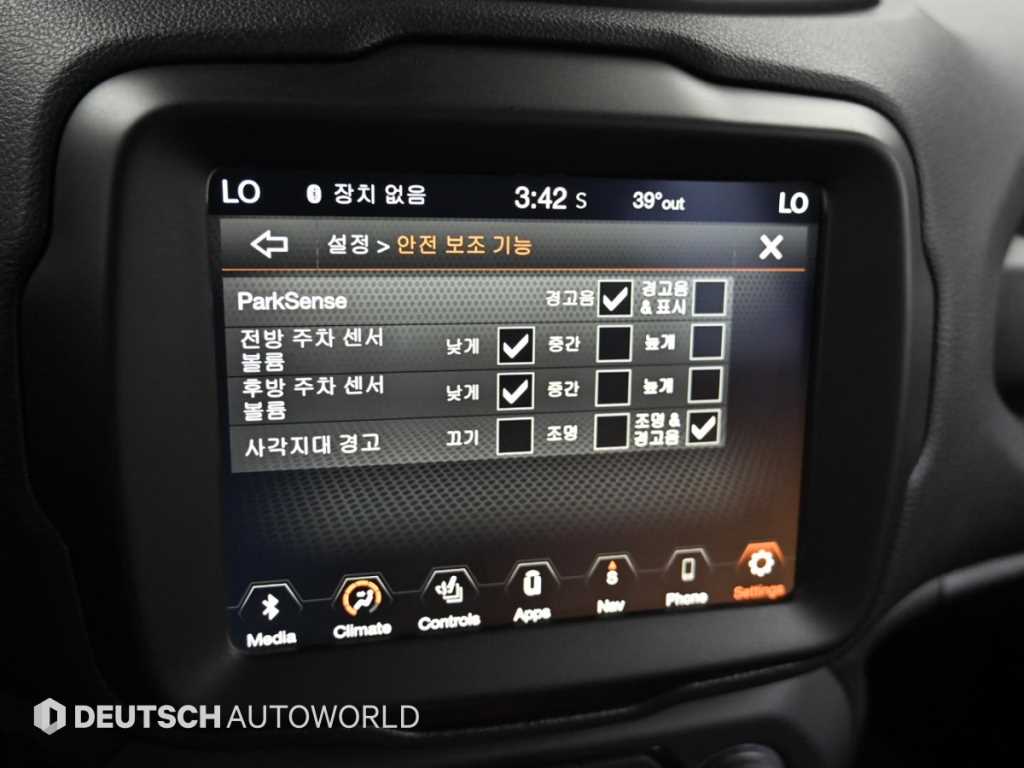 Jeep Renegade — photo 16