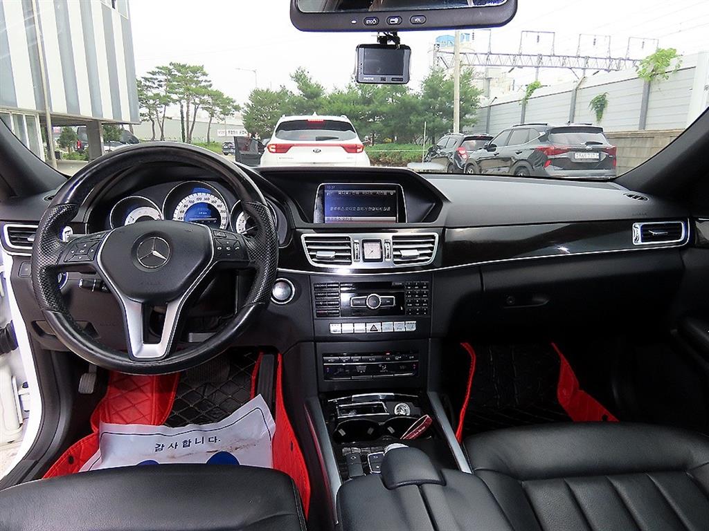 Mercedes-Benz E-Class — photo 07