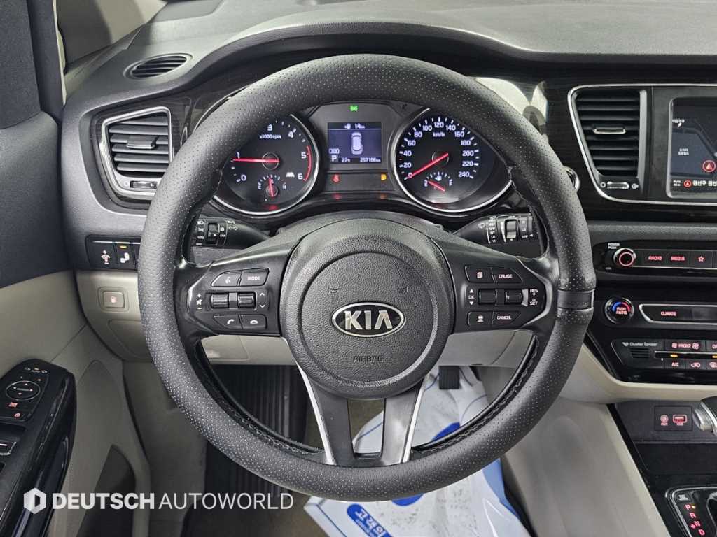 Kia Carnival — photo 13