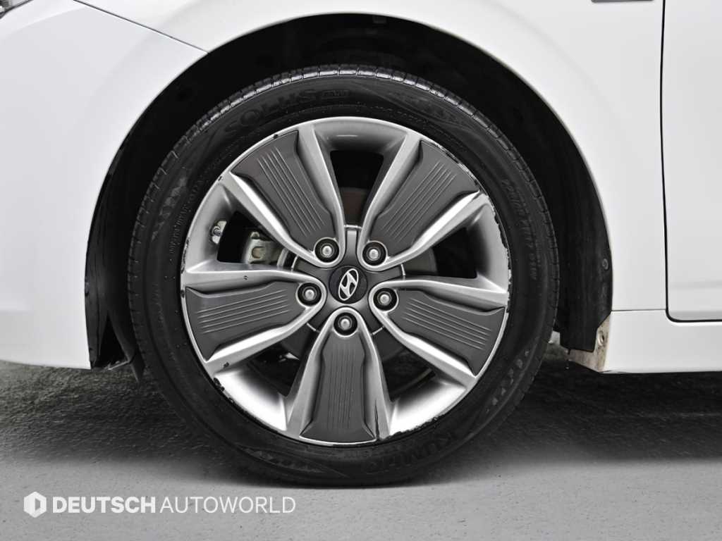 Hyundai Ioniq — photo 05