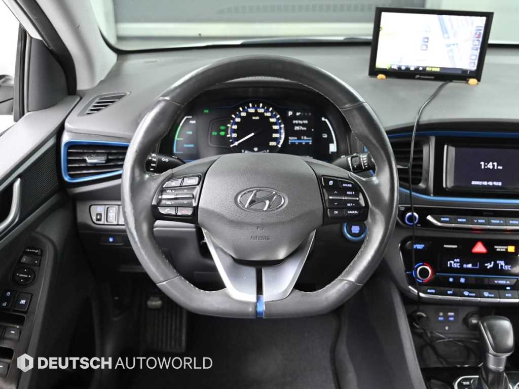 Hyundai Ioniq — photo 13