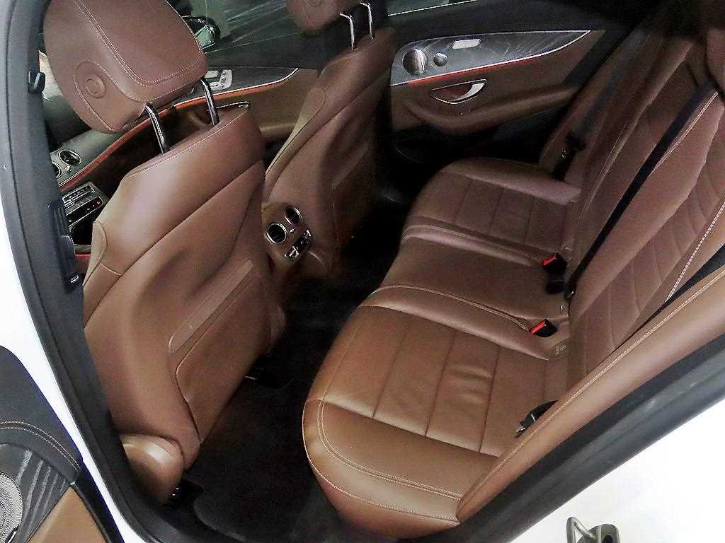 Mercedes-Benz E-Class — photo 07