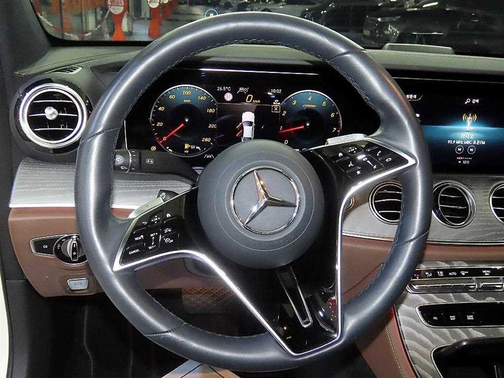 Mercedes-Benz E-Class — photo 08