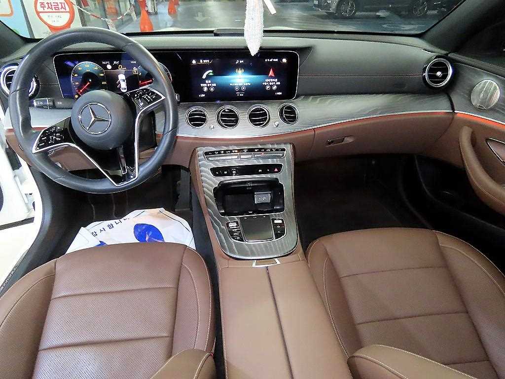 Mercedes-Benz E-Class — photo 10