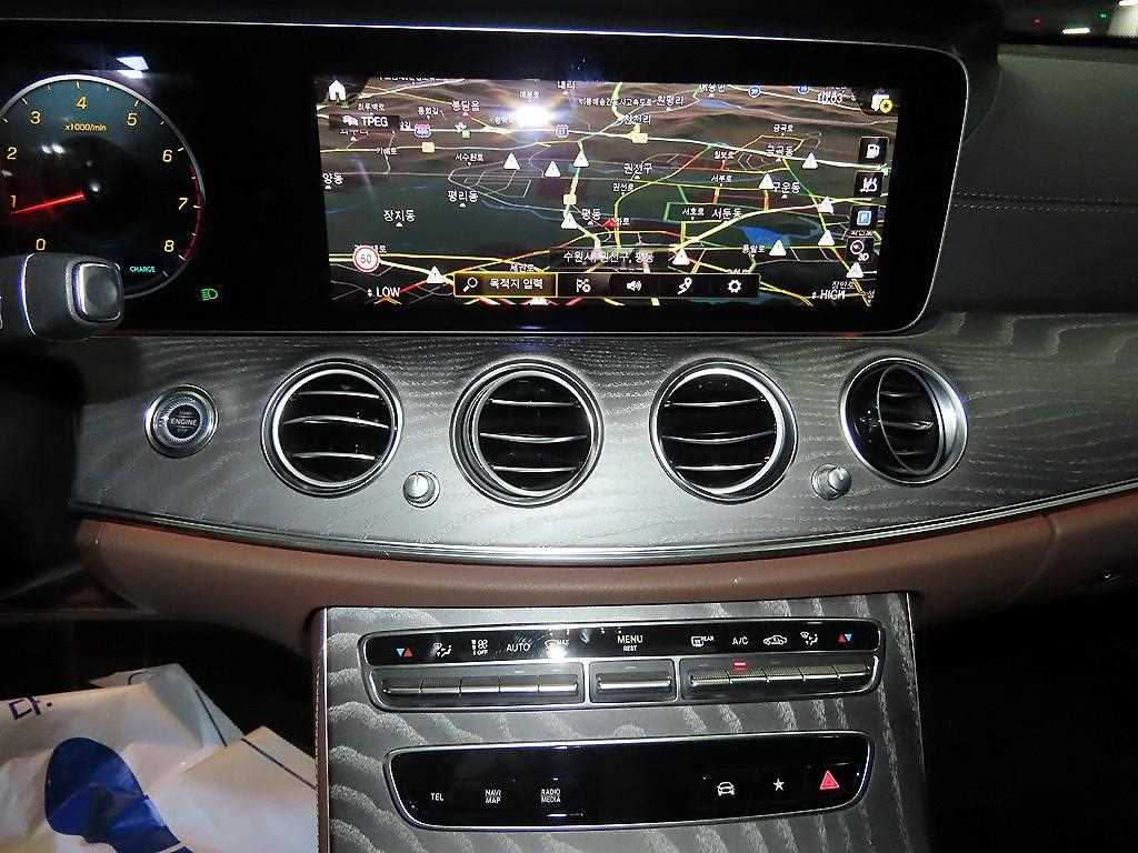 Mercedes-Benz E-Class — photo 11