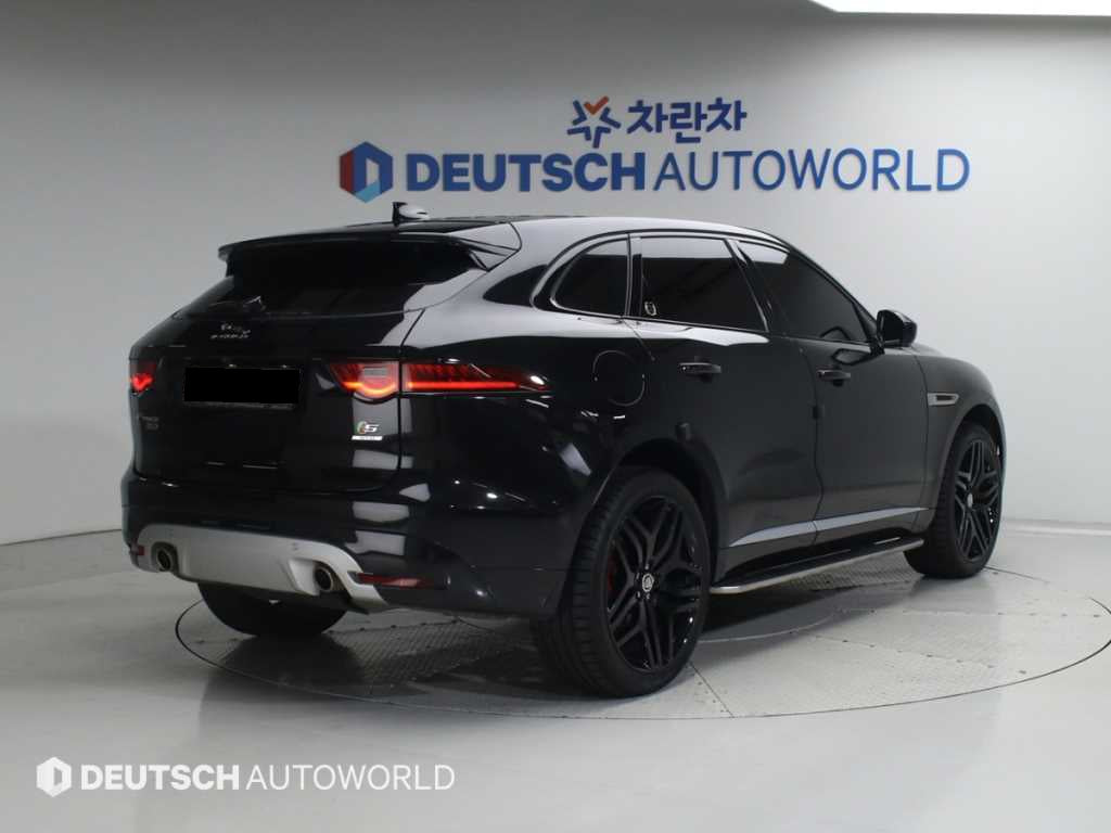 Jaguar F-PACE — photo 02