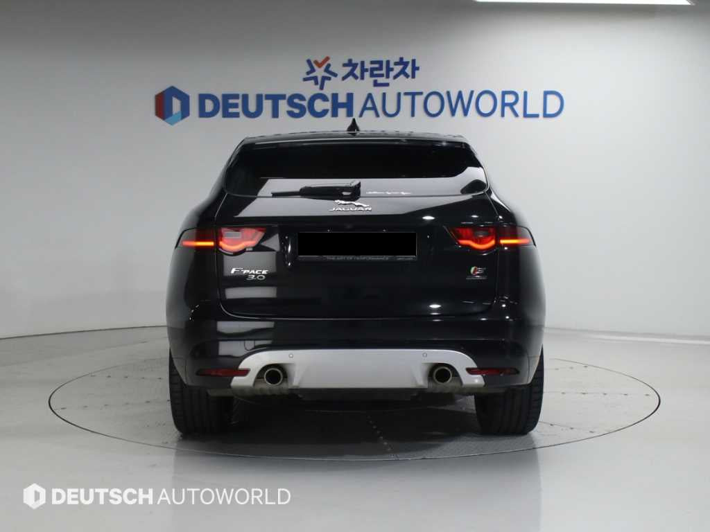 Jaguar F-PACE — photo 04