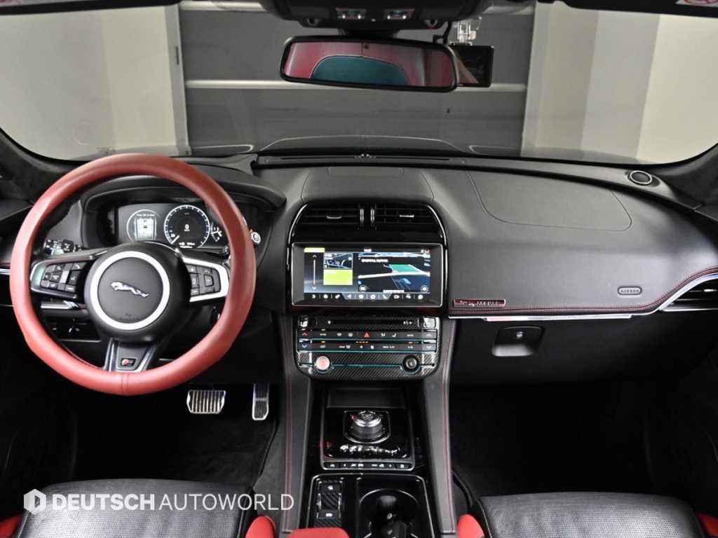 Jaguar F-PACE — photo 07